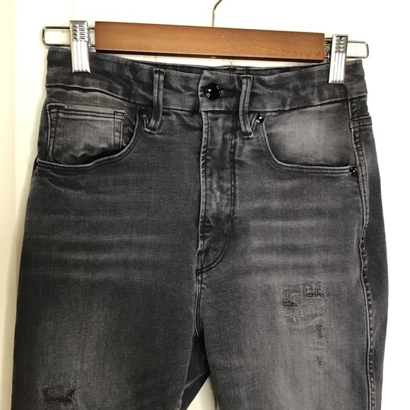 Good American Good Curve Crop Jeans in Black 075. - Picture 5 of 12